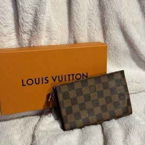 Authentic Vintage Louis Vuitton Marais Pouch w/box
Damier Ebene !
